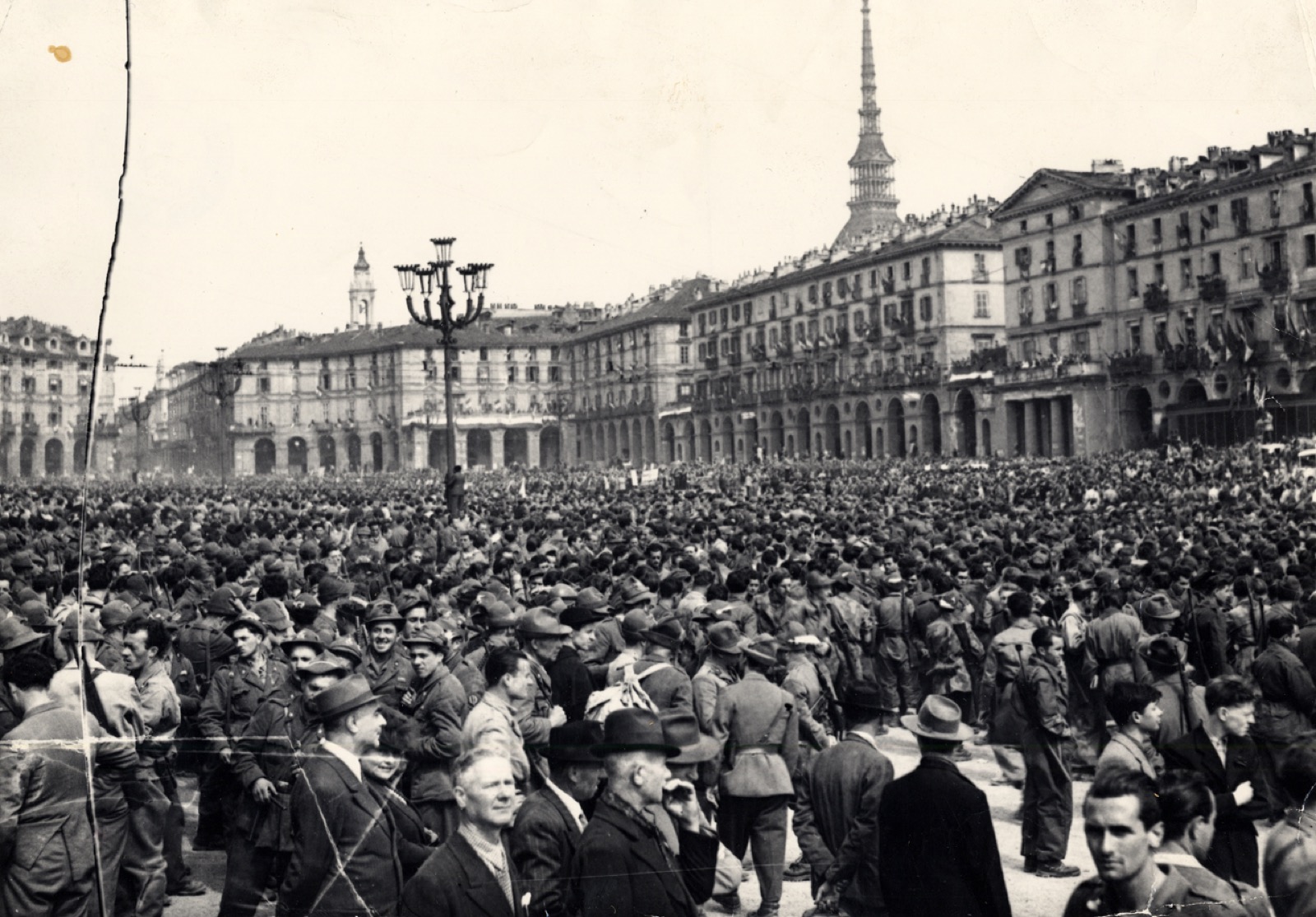Piazza Vittorio Veneto a Torino il 6 maggio 1945, partigiani e cittadini durante la celebrazione della Liberazione