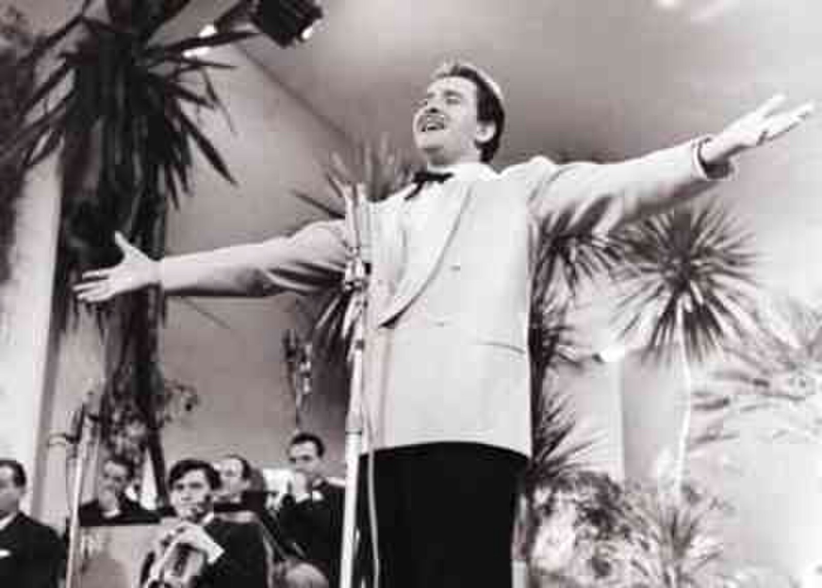 Domenico Modugno al Festival di Sanremo 1958, durante l'esibizione di Nel blu dipinto di blu (Volare)