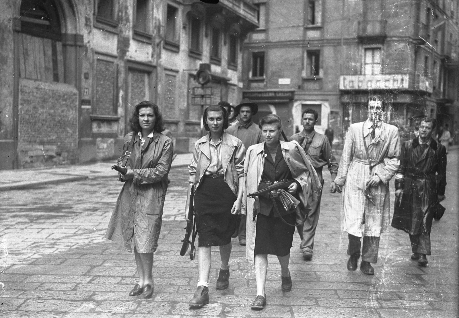 Partigiane in via Brera a Milano, 26 aprile 1945