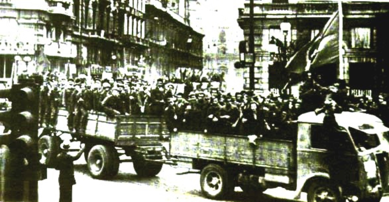 Partigiani sfilano su automezzi a Bologna il 21 aprile 1945, giorno della liberazione della città