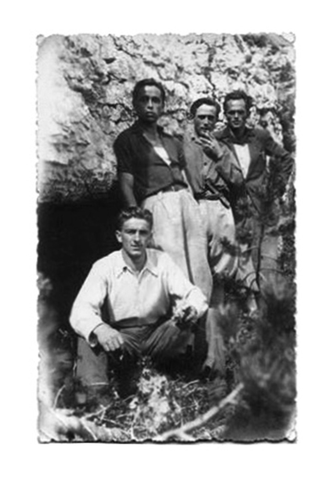 Partigiani di Roana in una kubala, rifugio in pietra sull'altopiano di Asiago, 1946