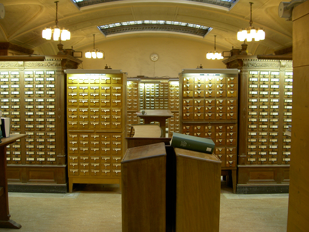 Catalogo a schede di biblioteca usato come immagine d'archivio