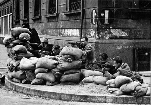 Combattenti del CLN a Milano dopo la Liberazione, 26 aprile 1945