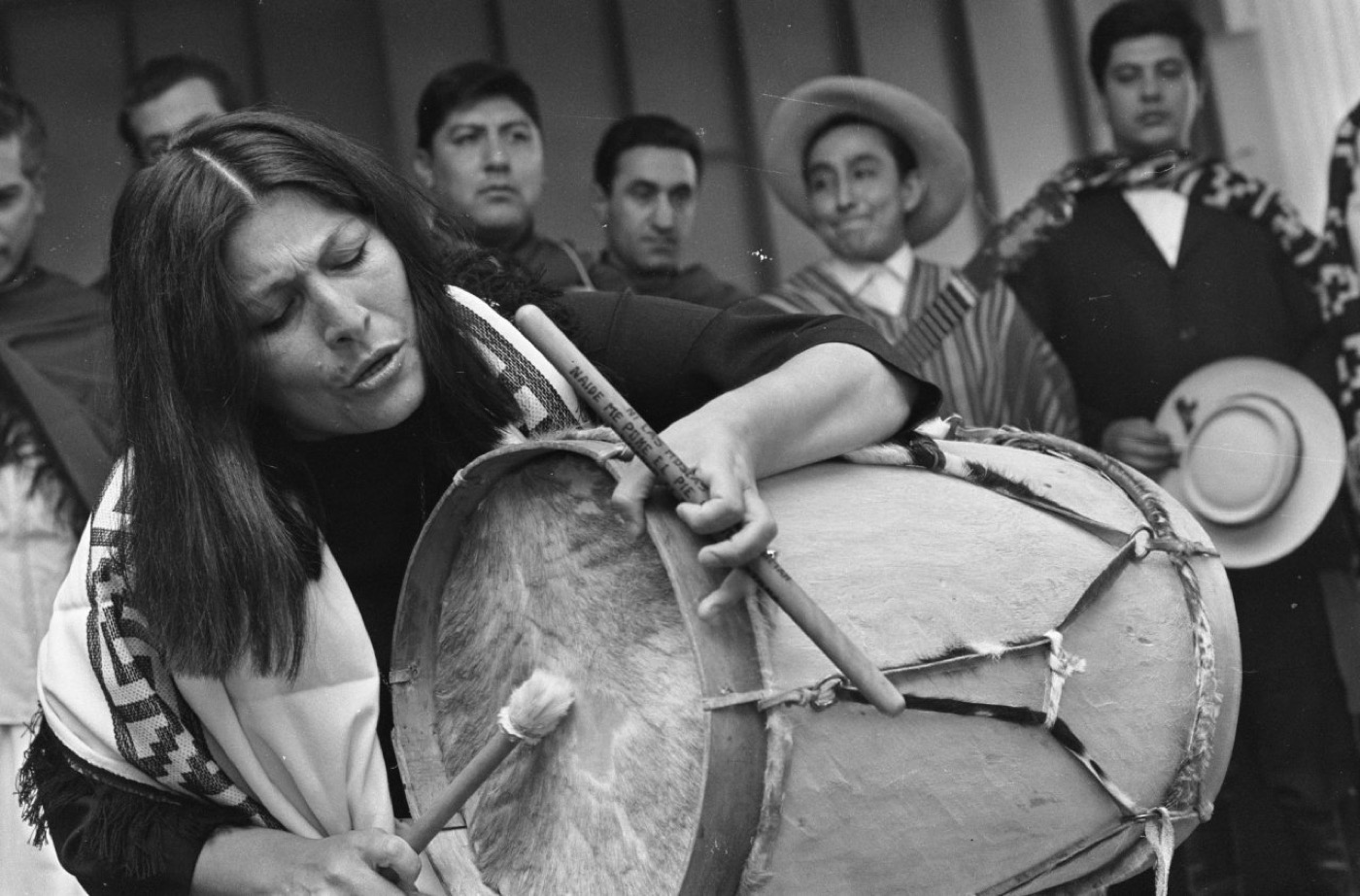 Mercedes Sosa con il bombo legüero, 1967