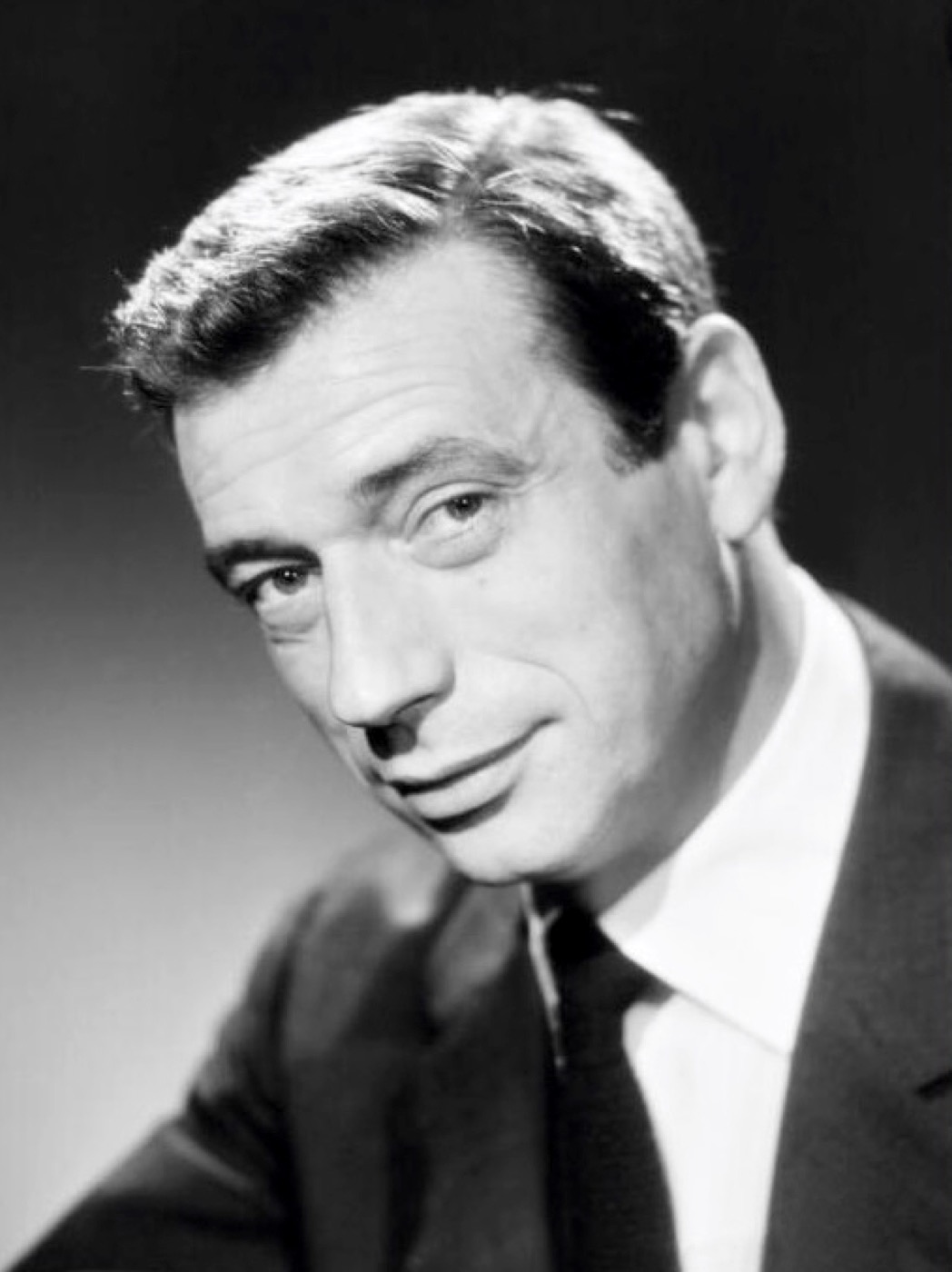 Yves Montand, ritratto fotografico del 1958 (Studio Harcourt)